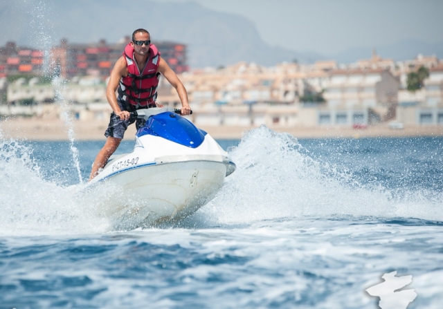  Debout sur le jet ski 